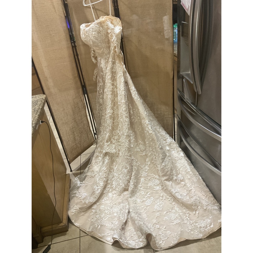 Elegant Lace Wedding‎ Dress Bridal Gown with Pearl Button Detail